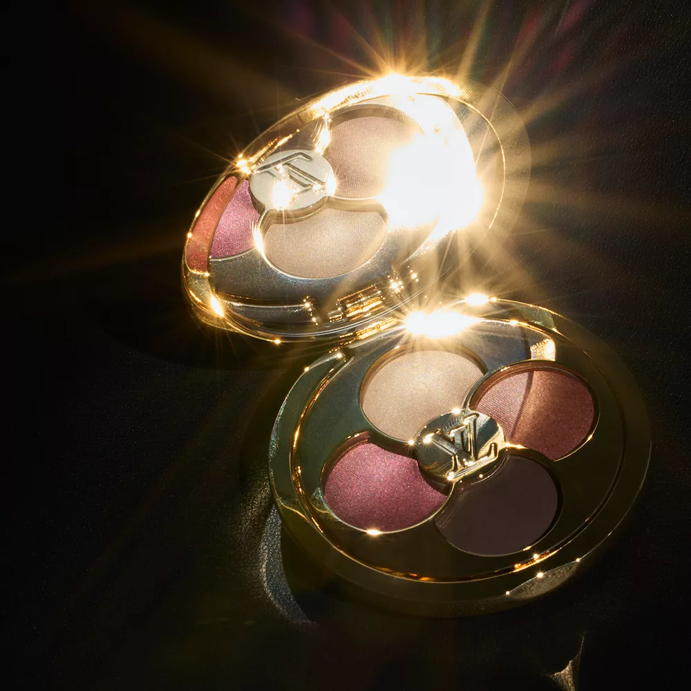 Bảng phấn mắt LV Ombres La Beauté Louis Vuitton với thiết kế 4 màu và nắp monogram sang trọng.