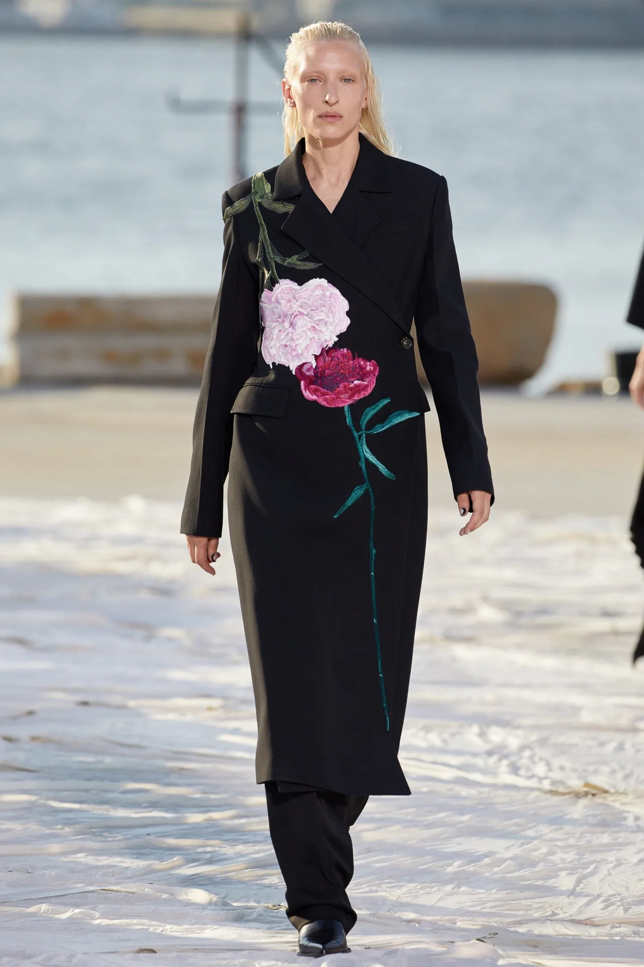 Look 46 suit dáng dài màu đen