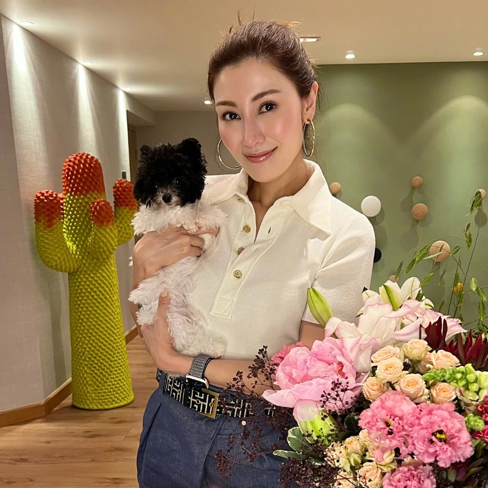 Cô gái mang áo sơ mí ôm chú chó con