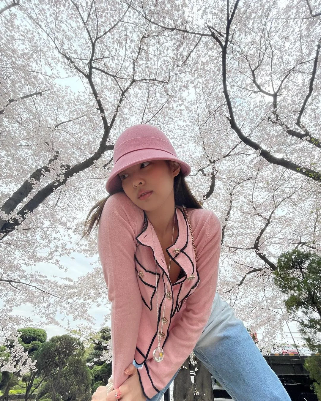 jennie diện áo và nón màu hồng