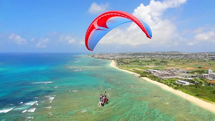 Bên cạnh đó, Okuma Resort còn phục vụ các trò chơi như lặn biển ngắm san hô và sinh vật biển, lướt sóng, thậm chí là nhảy dù cho những người đam mê mạo hiểm.