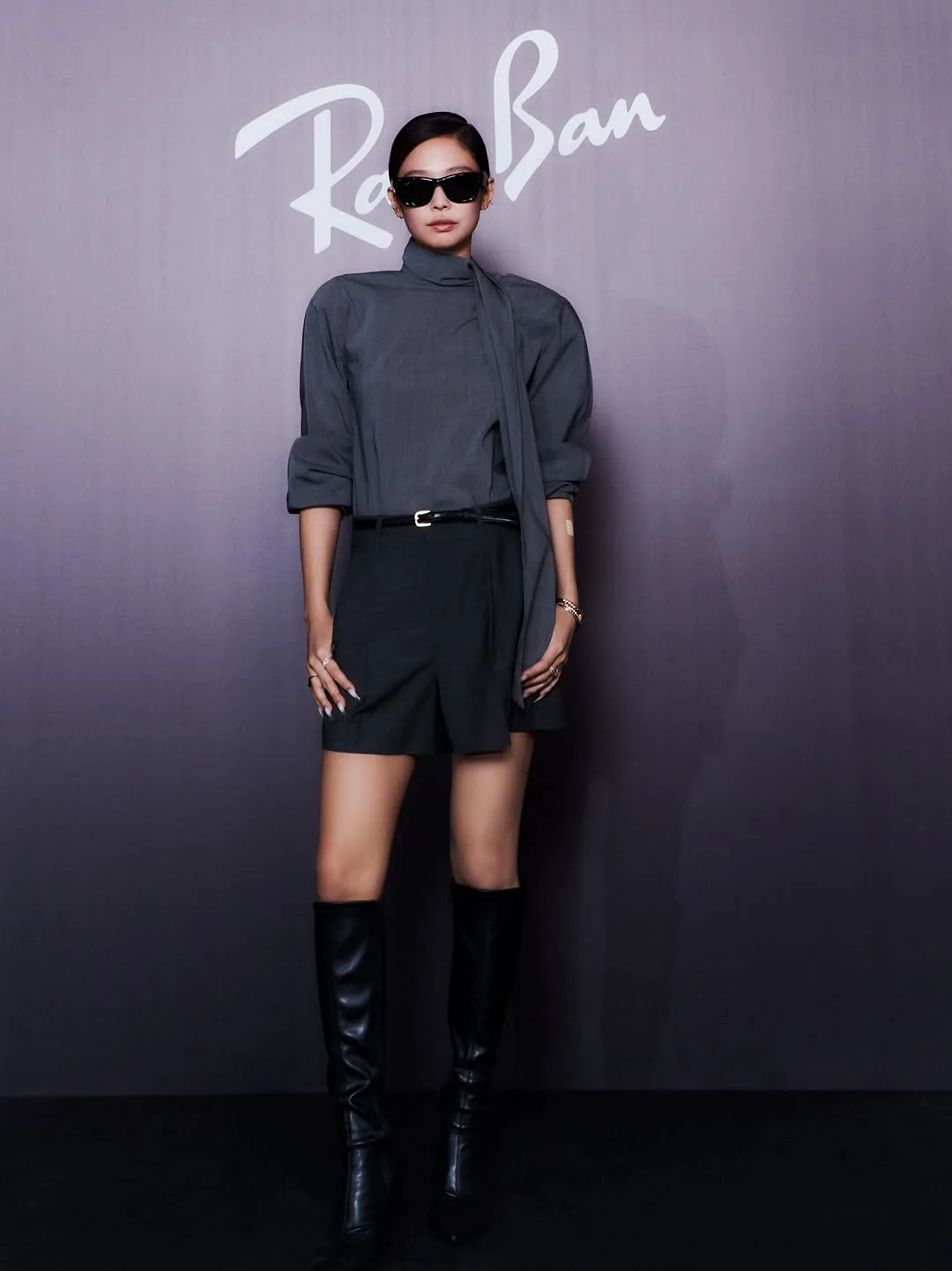 Jennie diện kính mắt rayban