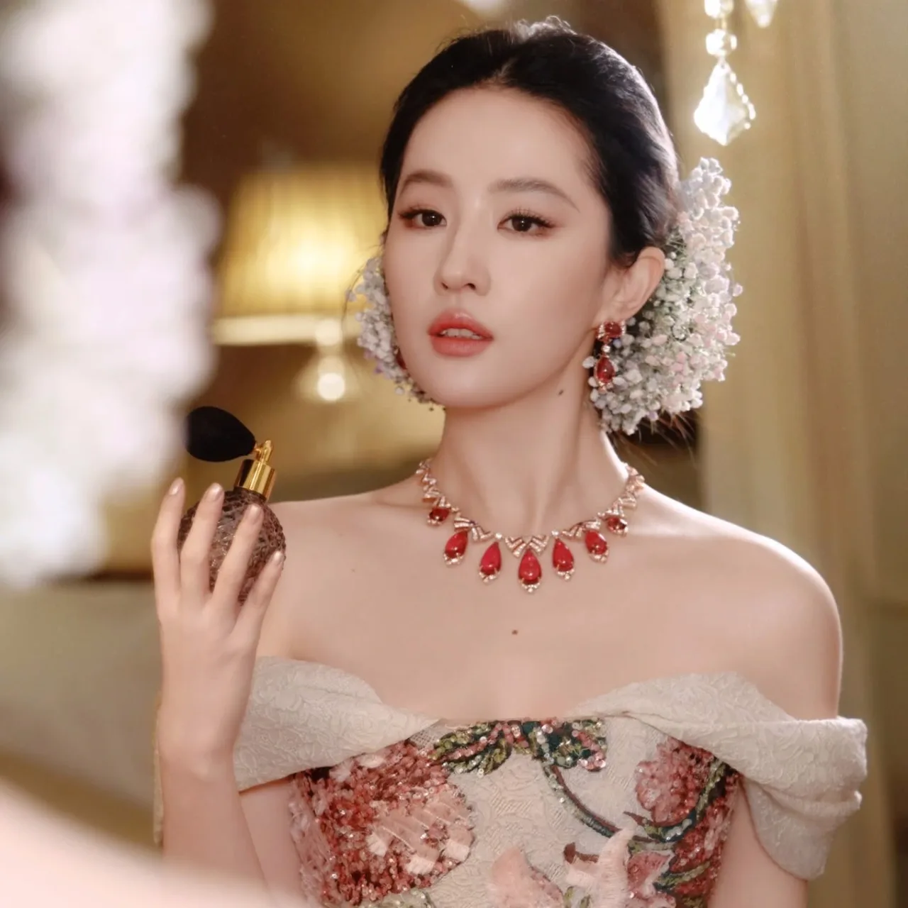 Hoa cài tóc tông trắng và be tạo nên tổng thể tông-sur-tông cho Lưu Diệc Phi