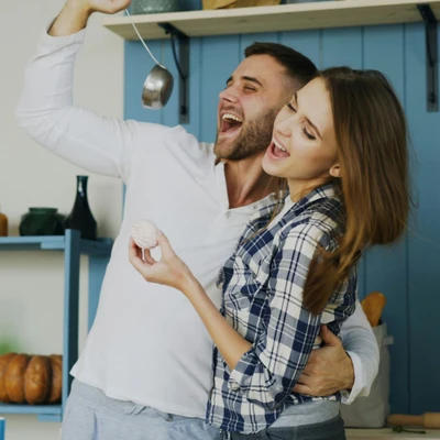 hình ảnh cặp đôi yêu nhau cùng cảm xúc hạnh phúc