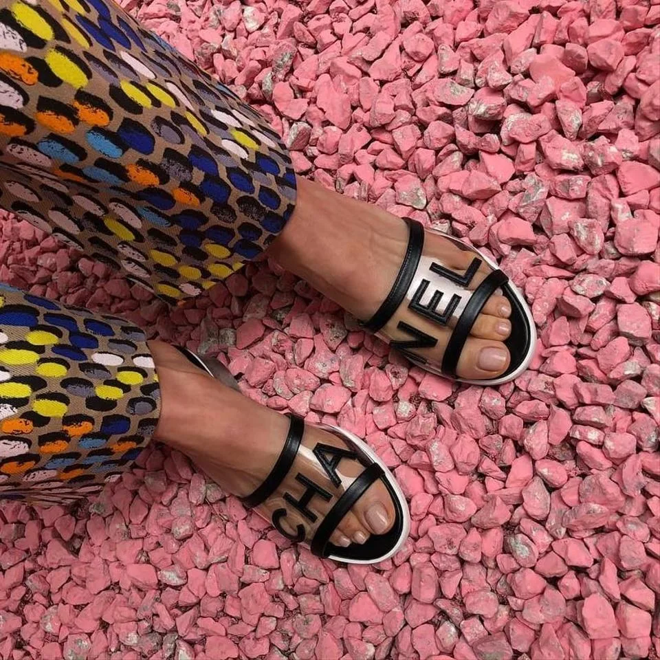 Giày sandal trong suốt thập niên 90