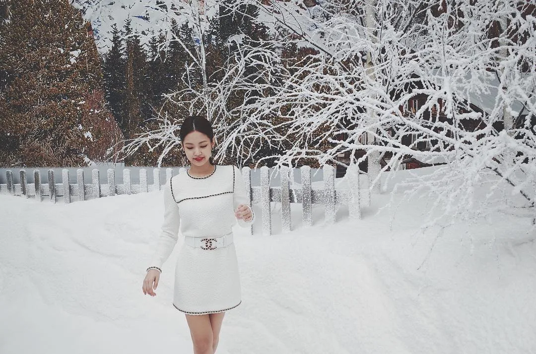 jennie kim mặc đầm chanel ngắn vải tweed màu trắng dự show thu đông 2019