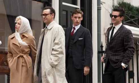 Sự khác biệt giữa quần áo mang tính "Anh" và "Mỹ" được thể hiện rõ qua cách ăn mặc của các nhân vật.