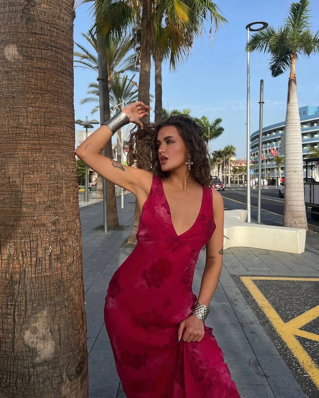 elliee.rob diện đầm đỏ