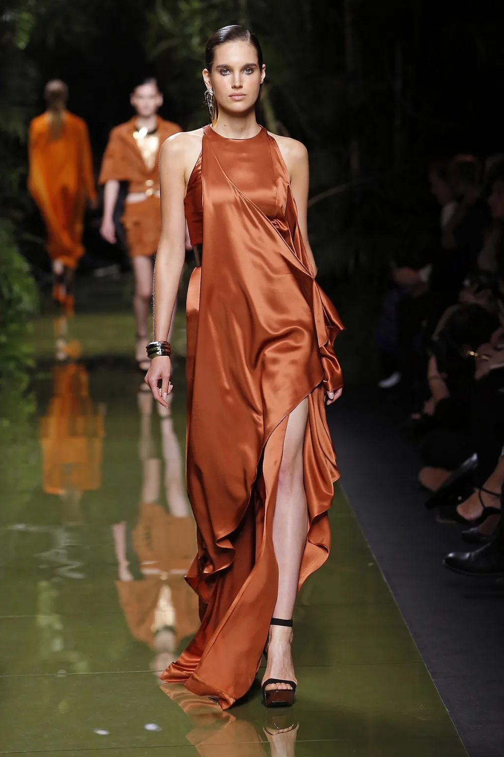 Thay vì những thiết kế bodycon quen thuộc, BST Xuân-Hè của Balmain mang lại những mẫu váy bay bổng và gợi cảm.