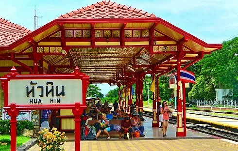 Sau khi nghỉ ngơi đêm đầu tiên tại Hua Hin, bạn có thể đến thăm nhà ga trung tâm vào sáng ngày hôm sau.