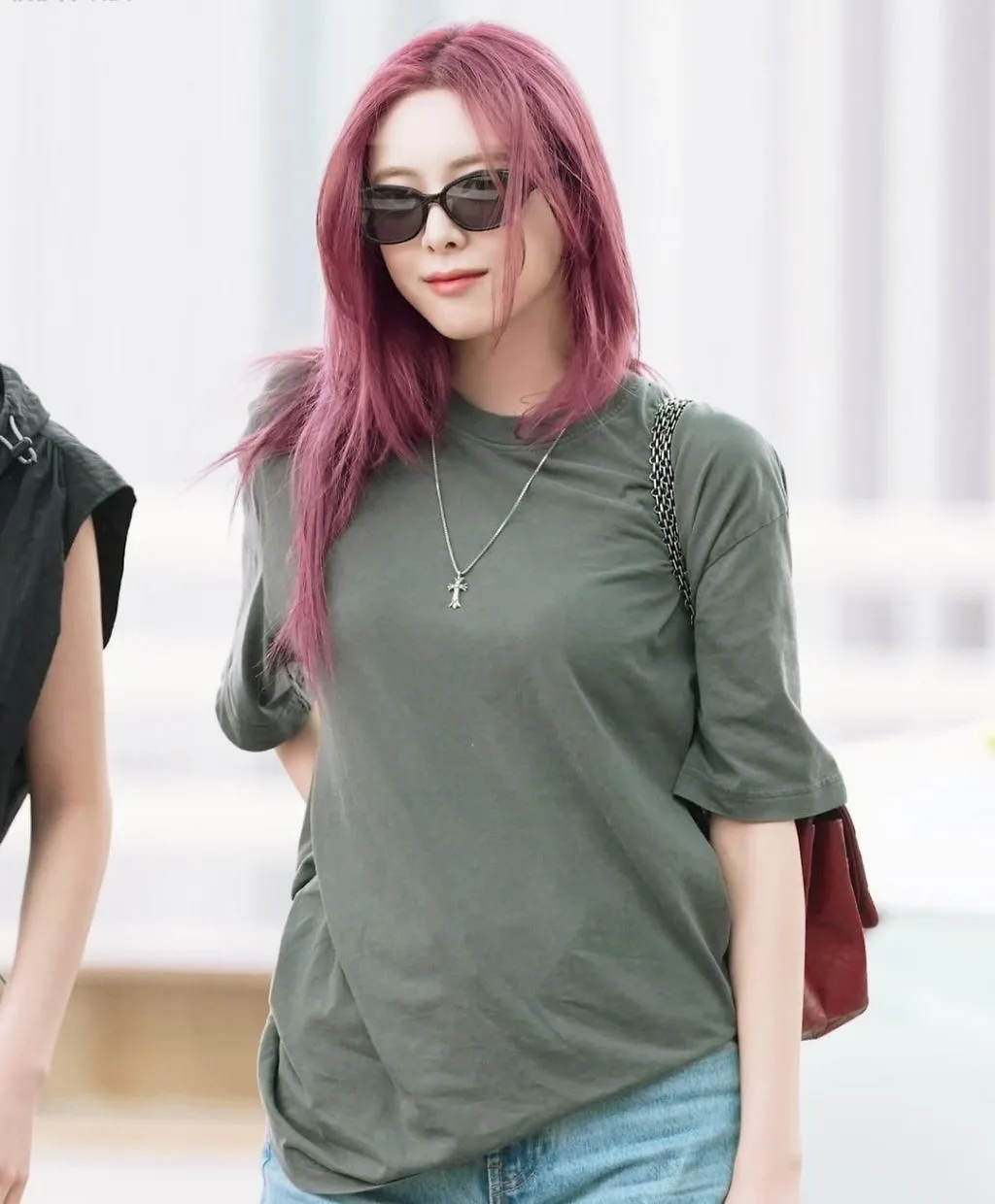 Set đồ gồm áo phông, quần suông và sneakers Yuna (ITZY)