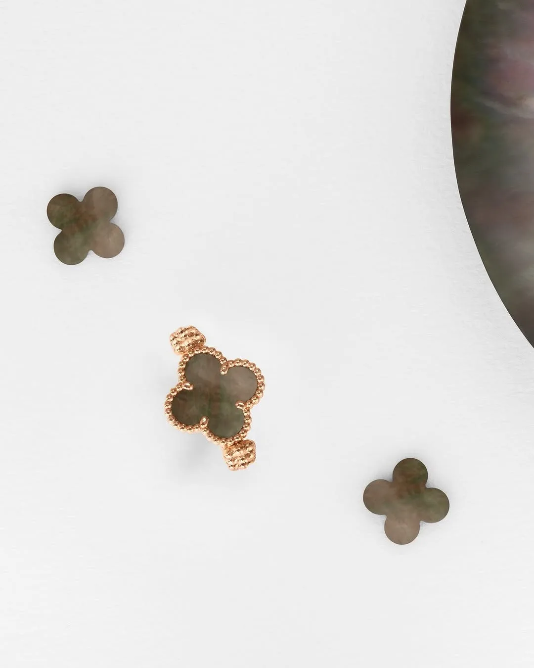 Nhẫn xoay hai mặt Vintage Alhambra bằng vàng trắng guilloché, đá
chalcedony, kim cương.