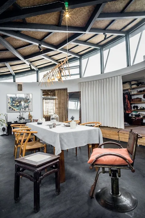 Từ thiết kế của quán bar, một hình tròn đặt trong một hình chữ nhật, mở ra 4 hướng, cho phép nhìn ra bên ngoài từ mọi ngóc ngách trong nhà, khi chuyển thành ngôi nhà để ở với phòng ngủ, phòng tắm, bếp, kho cất đồ… chủ nhân vẫn giữ cấu trúc mở, không có sự phân cách không gian, thay vào đó là sự liên kết, hướng nội.