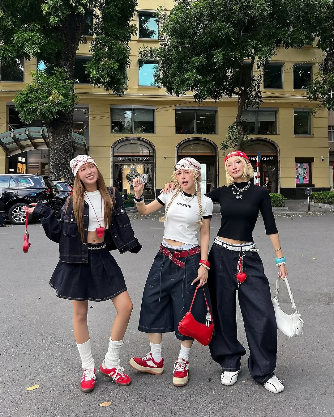 Tạo điểm nhấn bằng thắt lưng da bản to đính khoen bạc nổi loạn trên nền các phom dáng denim khác nhau của từng người.