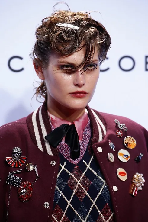 BST xuân-hè của Marc Jacobs đầy màu sắc, ngập tràn họa tiết, ngổ ngáo và tưng bừng niềm vui.
