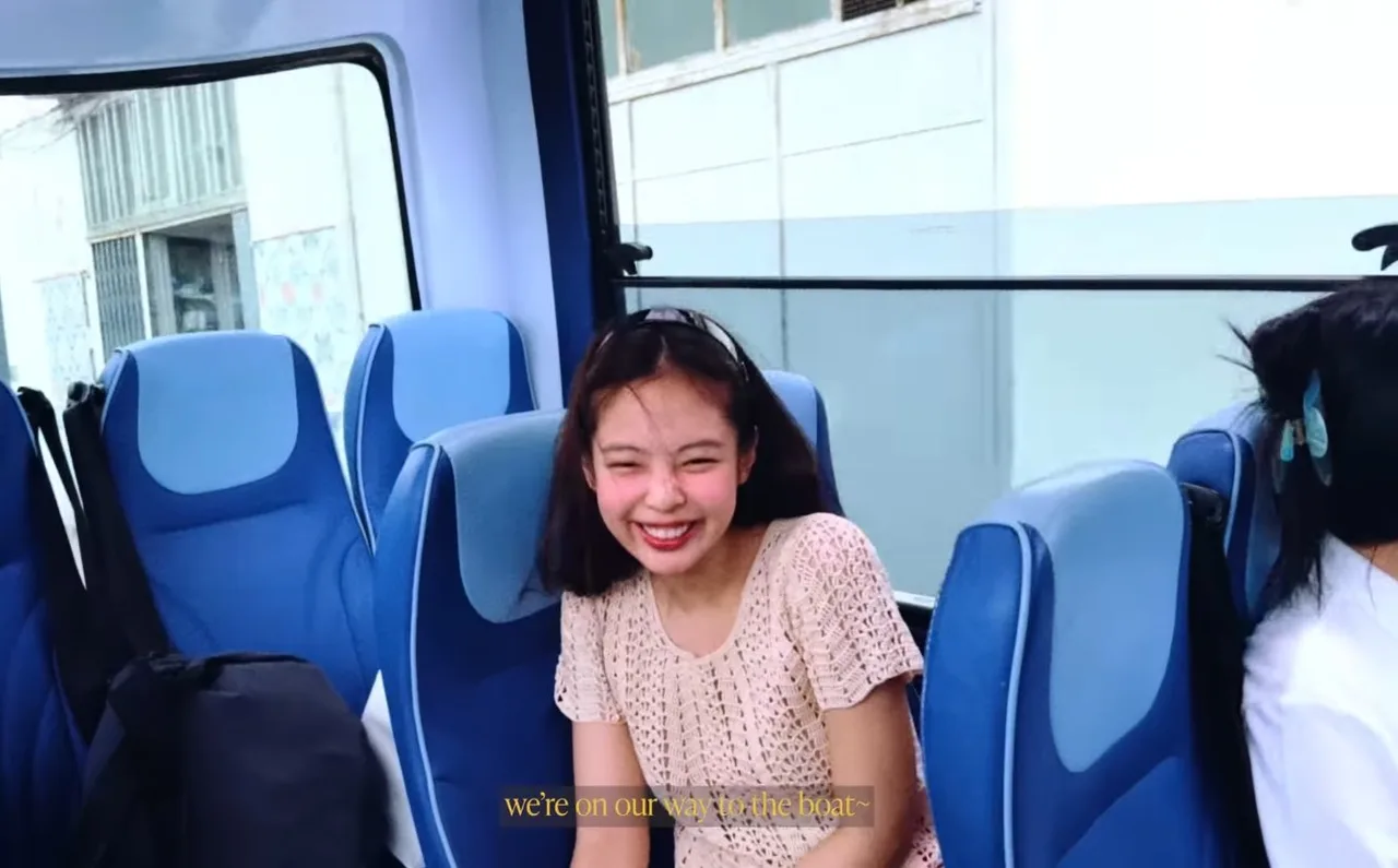 Jennie diện thiết kế crochet màu nude