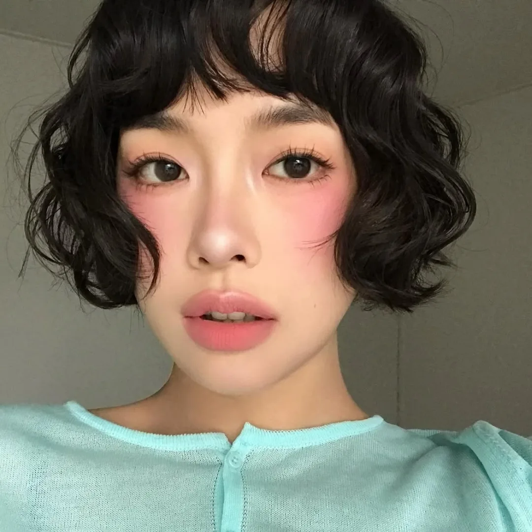 cô gái đang trang điểm với phấn nước