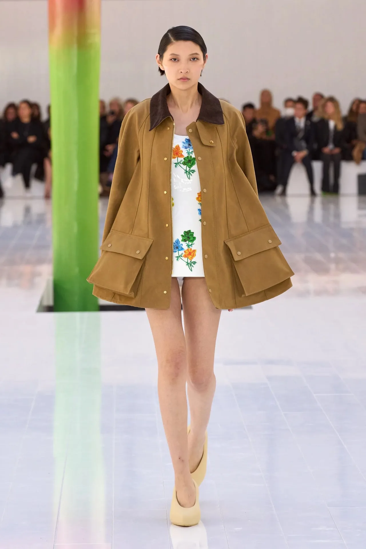 Chiếc áo barn jacket xuất hiện trên sàn diễn LOEWE Xuân-Hè 2023