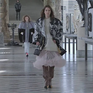 Khi nghệ thuật cổ đại “xuyên không” đến Louis Vuitton Thu – Đông 2021