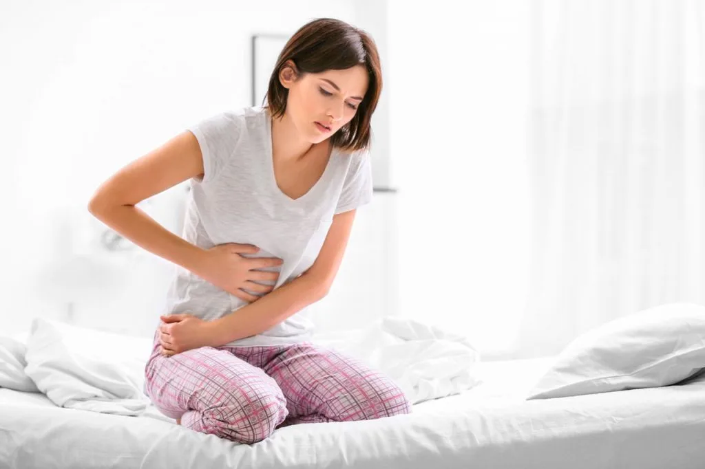 cô gái đau bụng bệnh phụ khoa