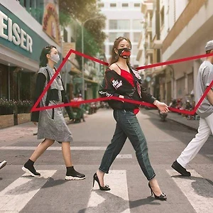Hoàng Thùy Linh và dàn sao Việt lên đồ cùng khẩu trang Budweiser
