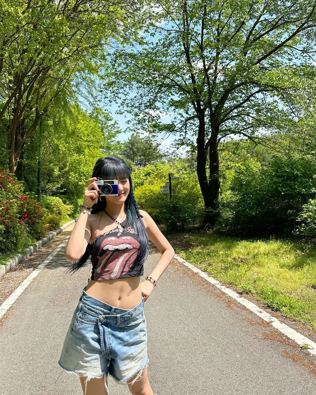 minnie diện quần shorts denim
