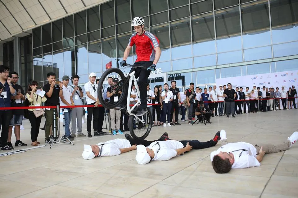 Màn trình diễn xe đạp stunt độc đáo do vận động viên chuyên nghiệp Igor Tjumensev từ tập đoàn BMW