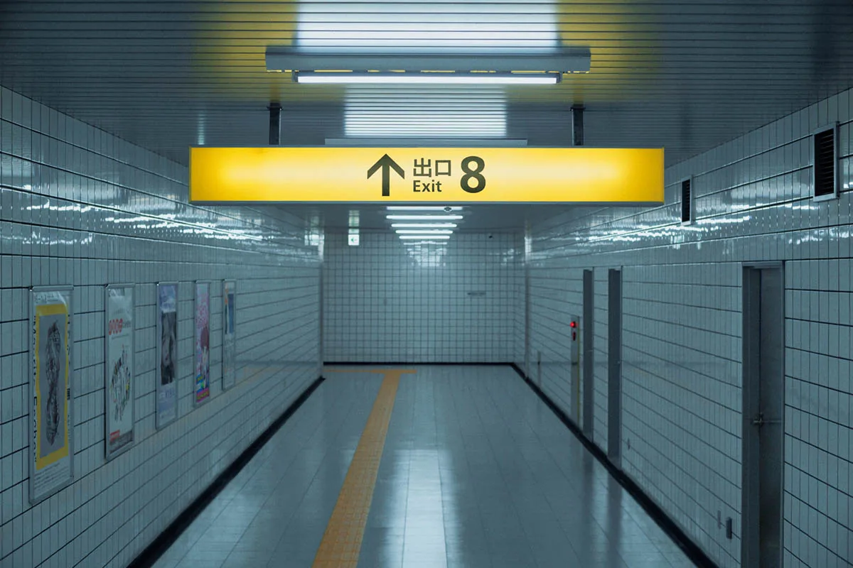 Ga tàu số 8 đinh mệnh trong phim Exit 8: Ga tàu vô tận