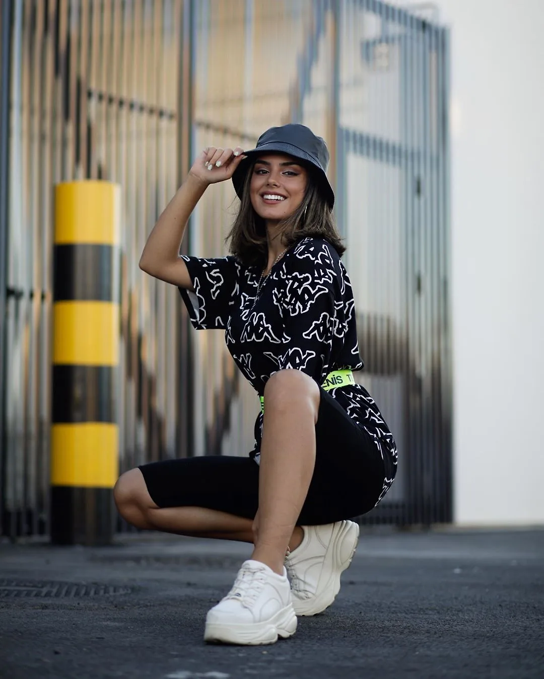 Phối đồ phong cách streetwear với mũ nồi chất liệu da