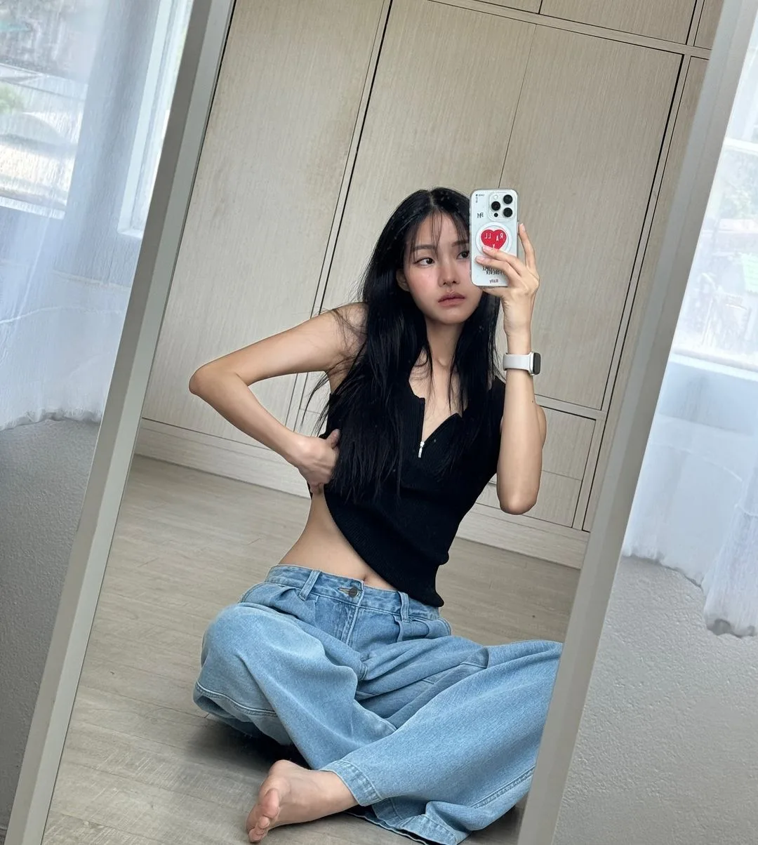 cô gái ngồi chụp ảnh khoe vòng eo thon gọn trước gương khi áp dụng liệu pháp RF