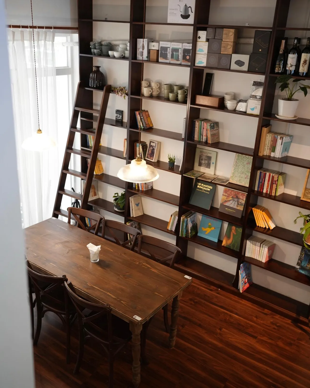 kệ sách cũ và không khí tĩnh lặng như một thư viện mở của À La Main Café