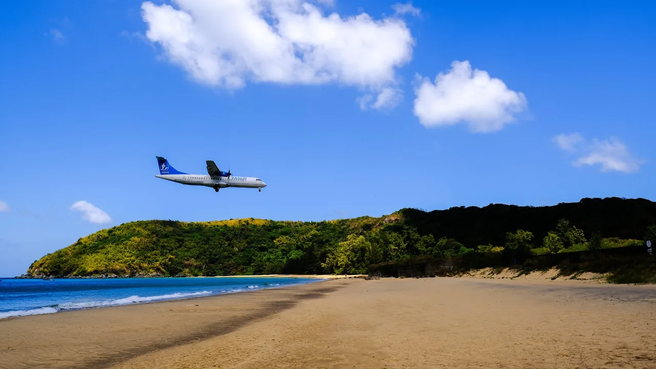 Máy bay hạ cánh ngang qua bãi Đầm Trầu, Côn Đảo. (Ảnh: Vinh Gấu)