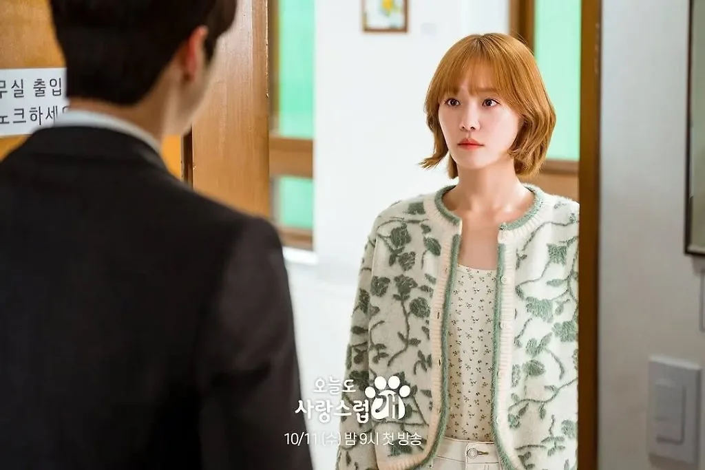Park Gyu-young trong chiếc cardigan pastel