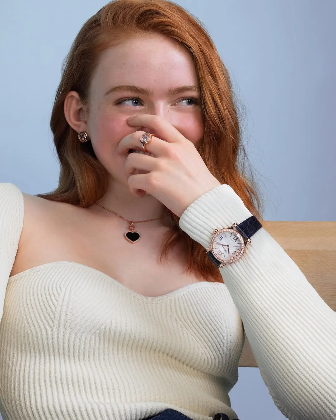 Sadie Sink mang đến những chiếc đồng hồ và trang sức kim cương với nét đẹp cổ điển của Chopard