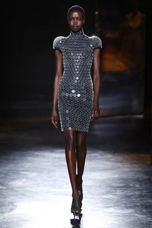 Những mẫu váy ngắn tay bồng là dáng chủ đạo trong BST Thu-Đông của Iris Van Herpen