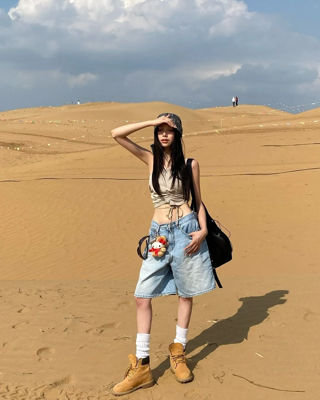 outfit phối áo ba lỗ và quần lửng jeans