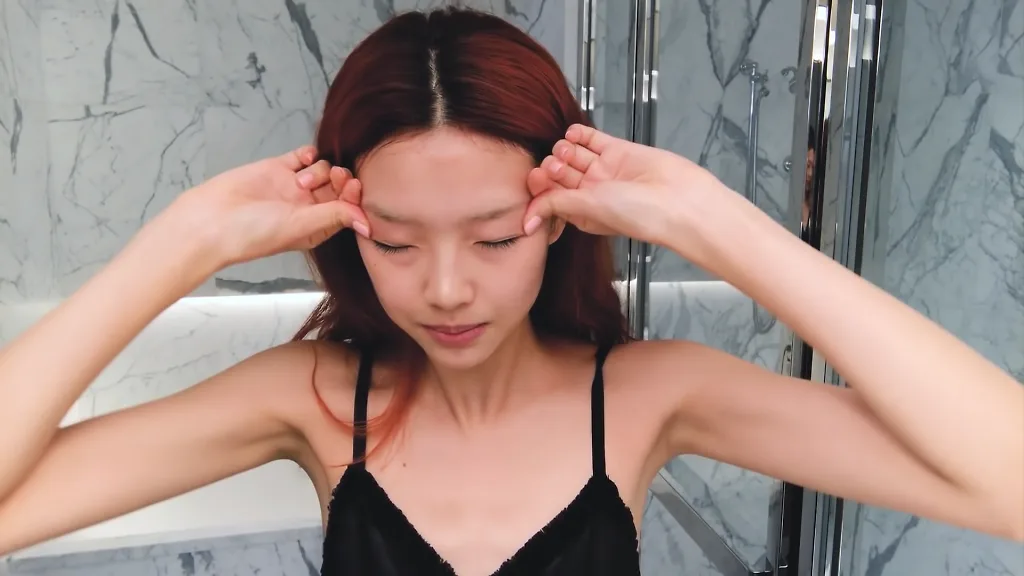 Sao nữ Squid Game Jung HoYeon chăm sóc da. Sao nữ Squid Game Jung HoYeon chăm sóc da.