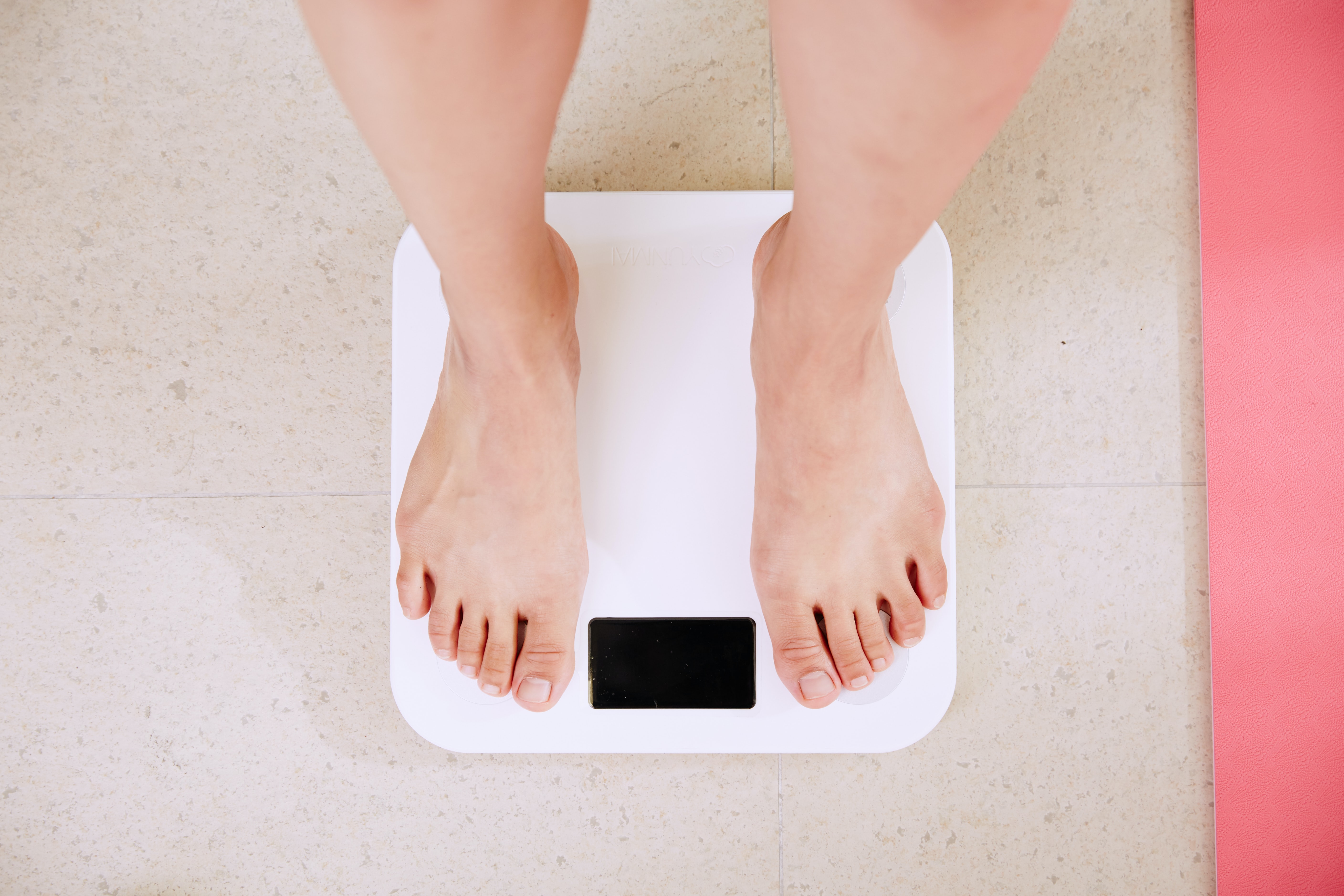 Khi bị đầy hơi, cơ thể có tích trữ khoảng 2kg dịch, gây ra hiện tượng tăng cân “giả” ở nhiều người. Ảnh: Gettyimages. đầy hơi khó giảm cân