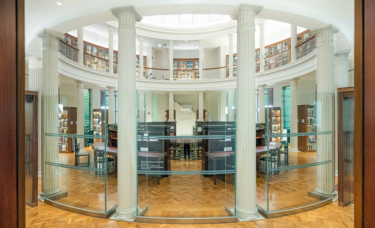 Bên ngoài Thư viện & Lưu trữ Rotunda Singapore
