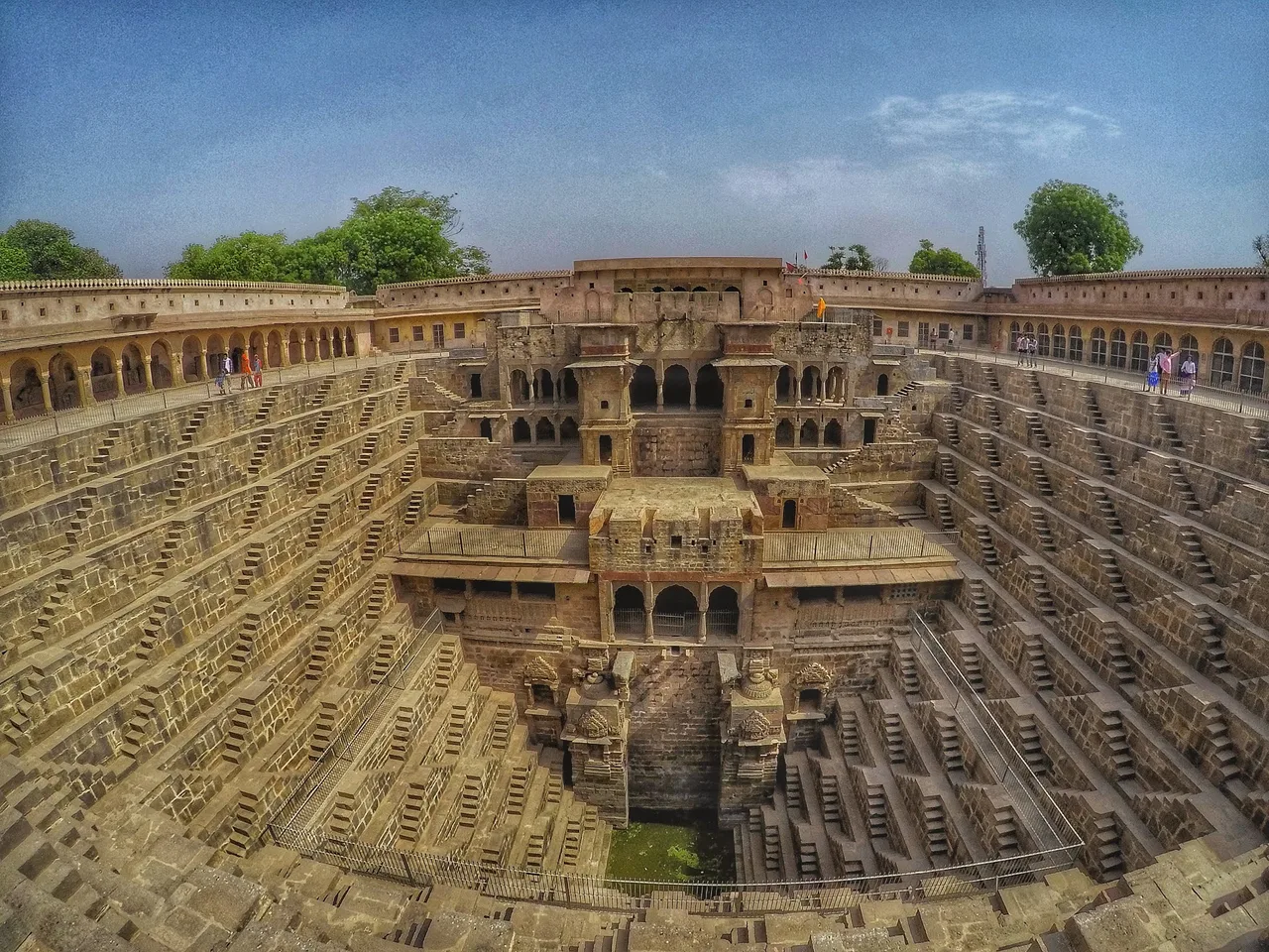 địa điểm có cầu thang giống Squid Game Chand Baori