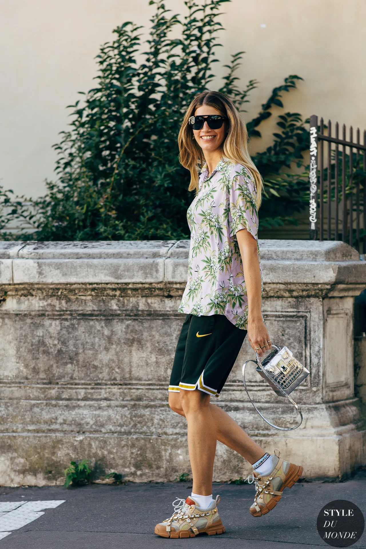 sneakers gucci áo nhiệt đới quần shorts