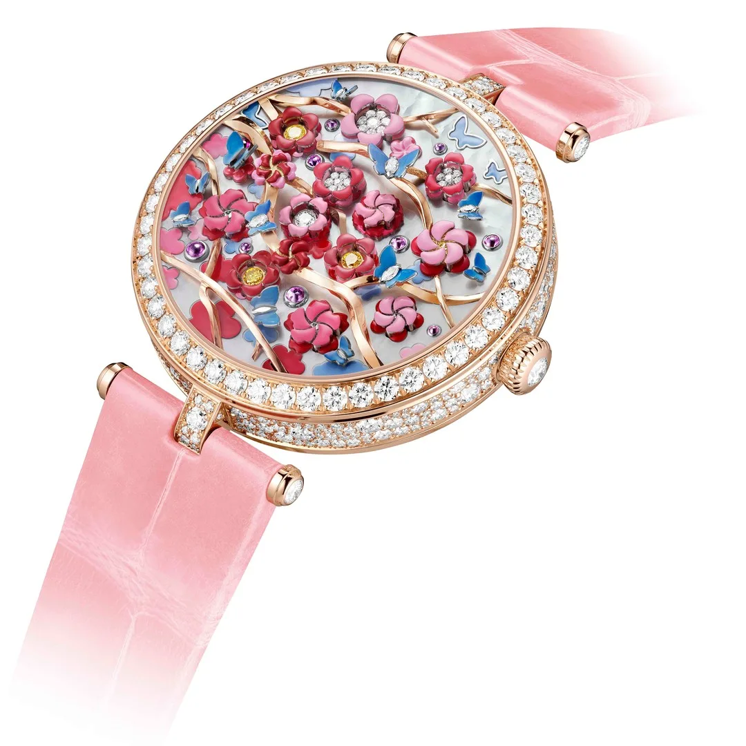 376 viên đá quý cùng dây da cá sấu màu tím biến Lady Féerie Or Rose thành một món trang sức mang vẻ đẹp cổ tích.