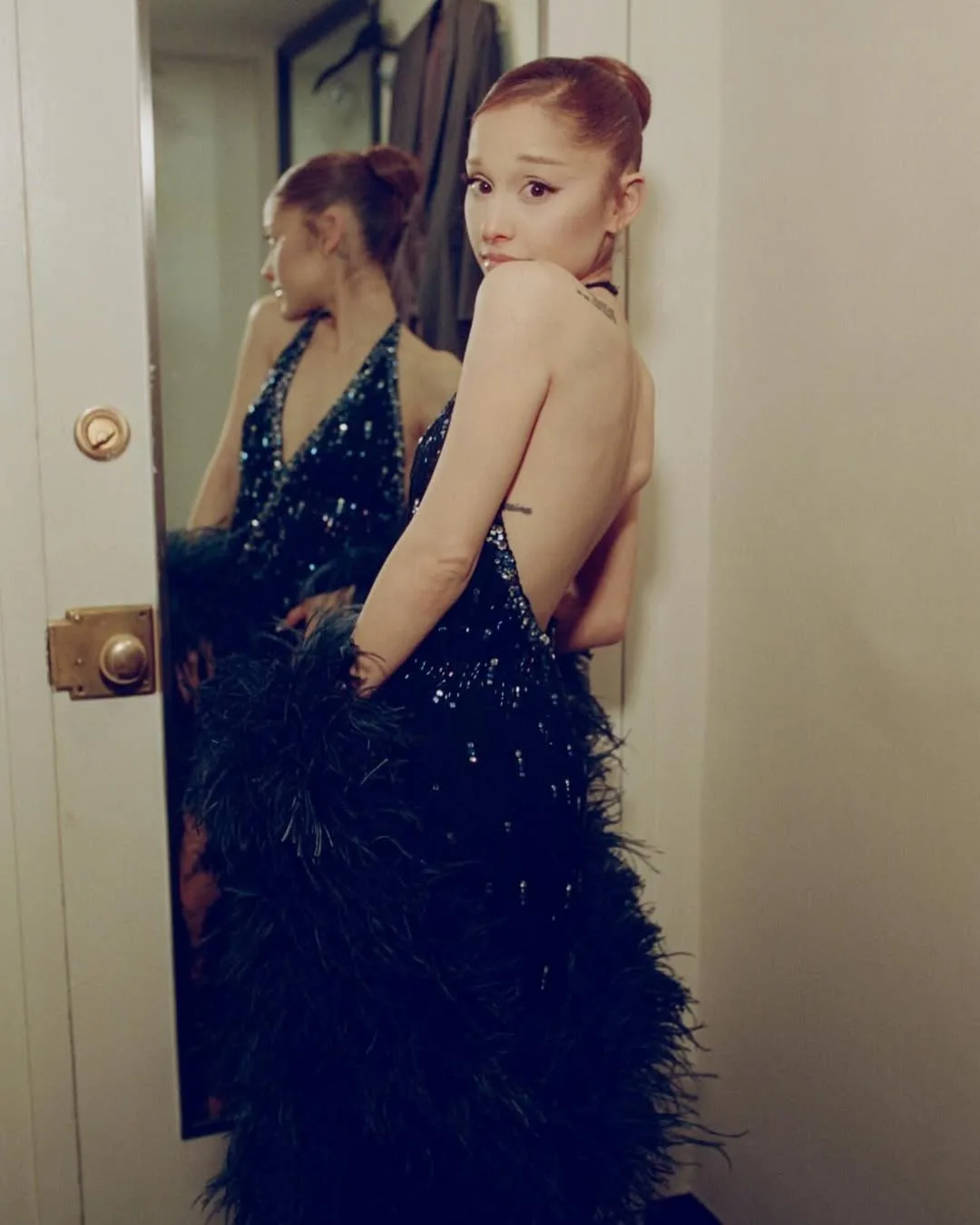 Ariana tiếp tục thay đổi sang một thiết kế khác của Bob Mackie từ năm 1976