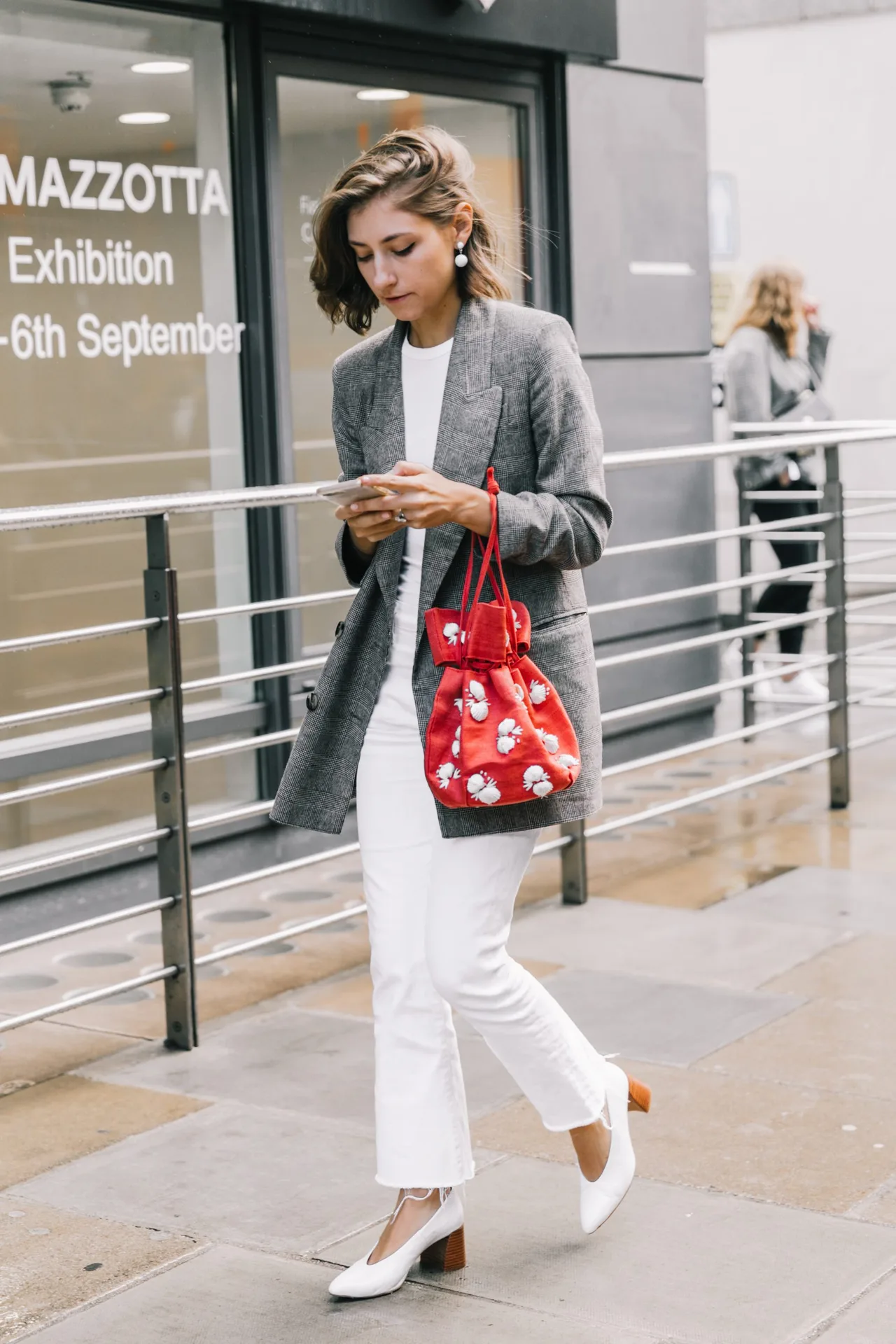 thời trang cung hoàng đạo xữ nữ blazer túi đỏ