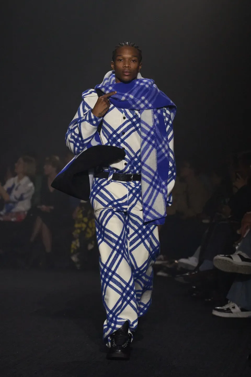 00027-burberry-fall-2023-ready-to-wear-credit-gorunway
