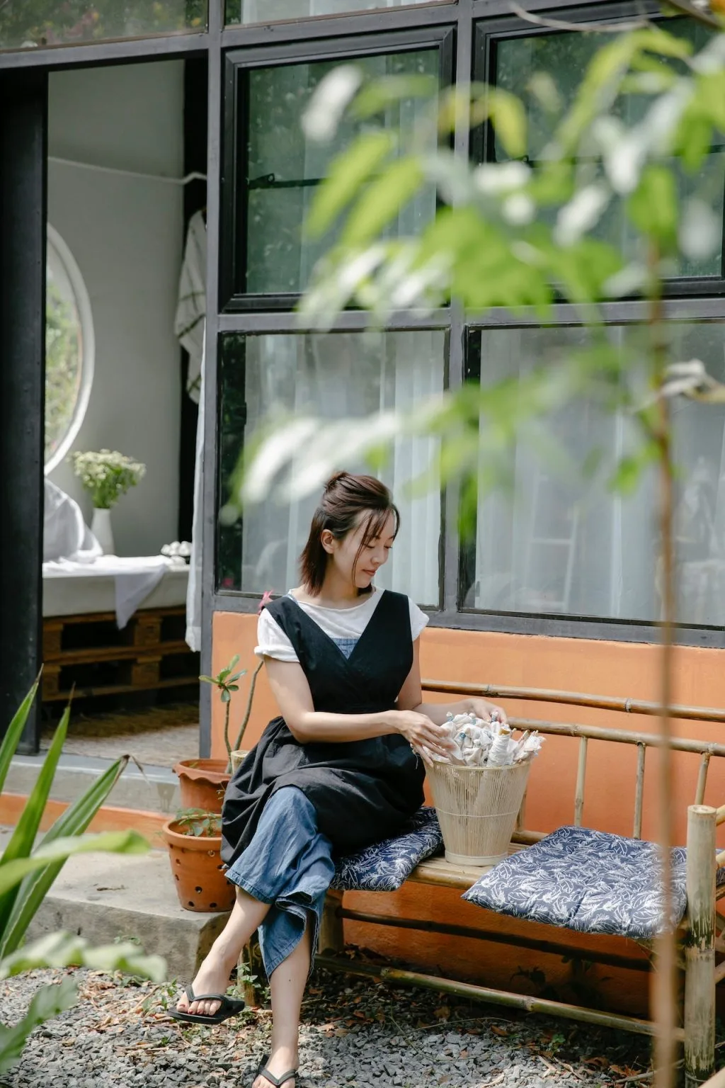 xỏ ngón Cô gái ngồi ở sân nhà