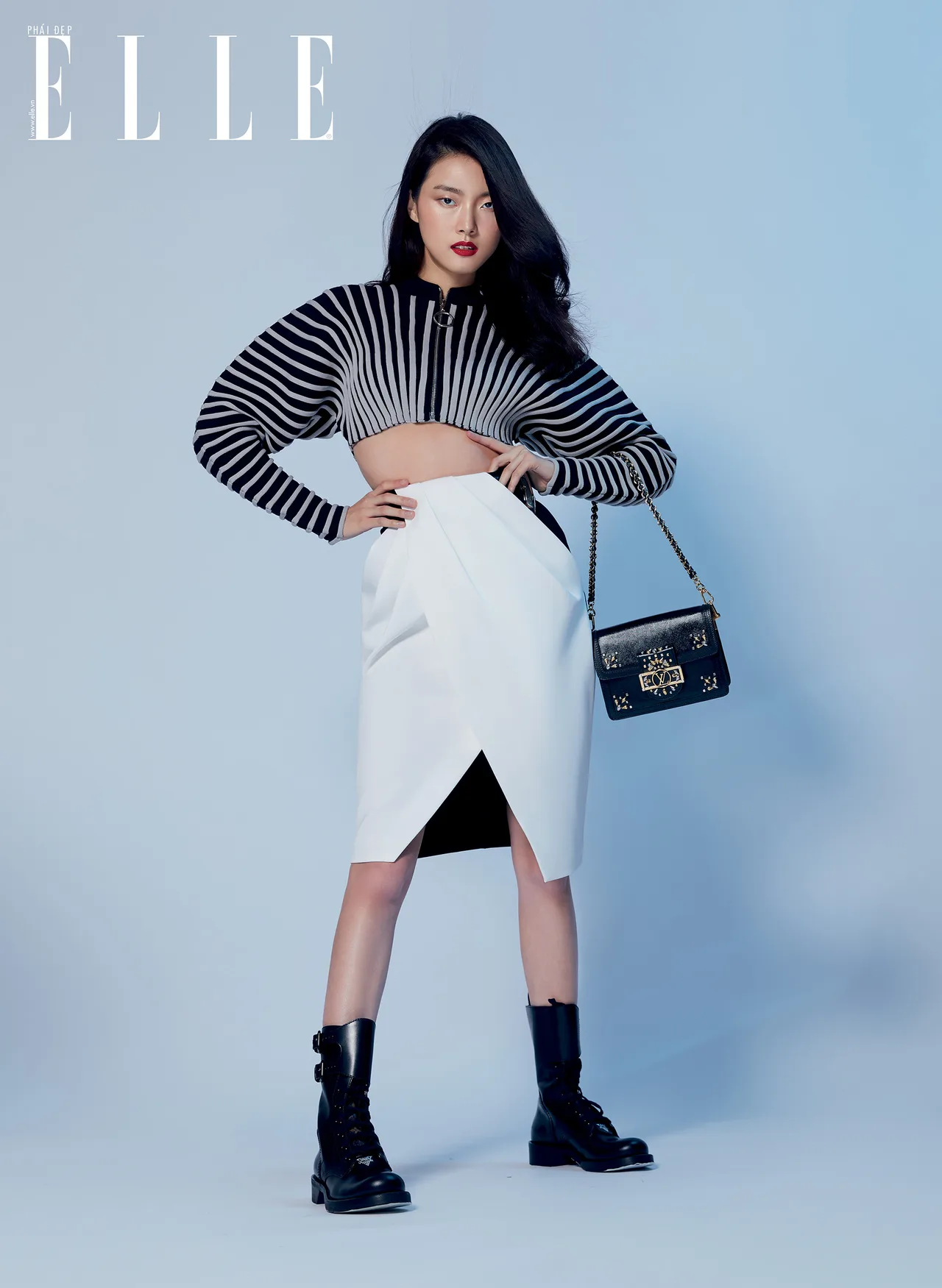 Louis Vuitton người mẫu mặc chân váy trắng cùng áo croptop Louis Vuitton người mẫu mặc chân váy trắng cùng áo croptop