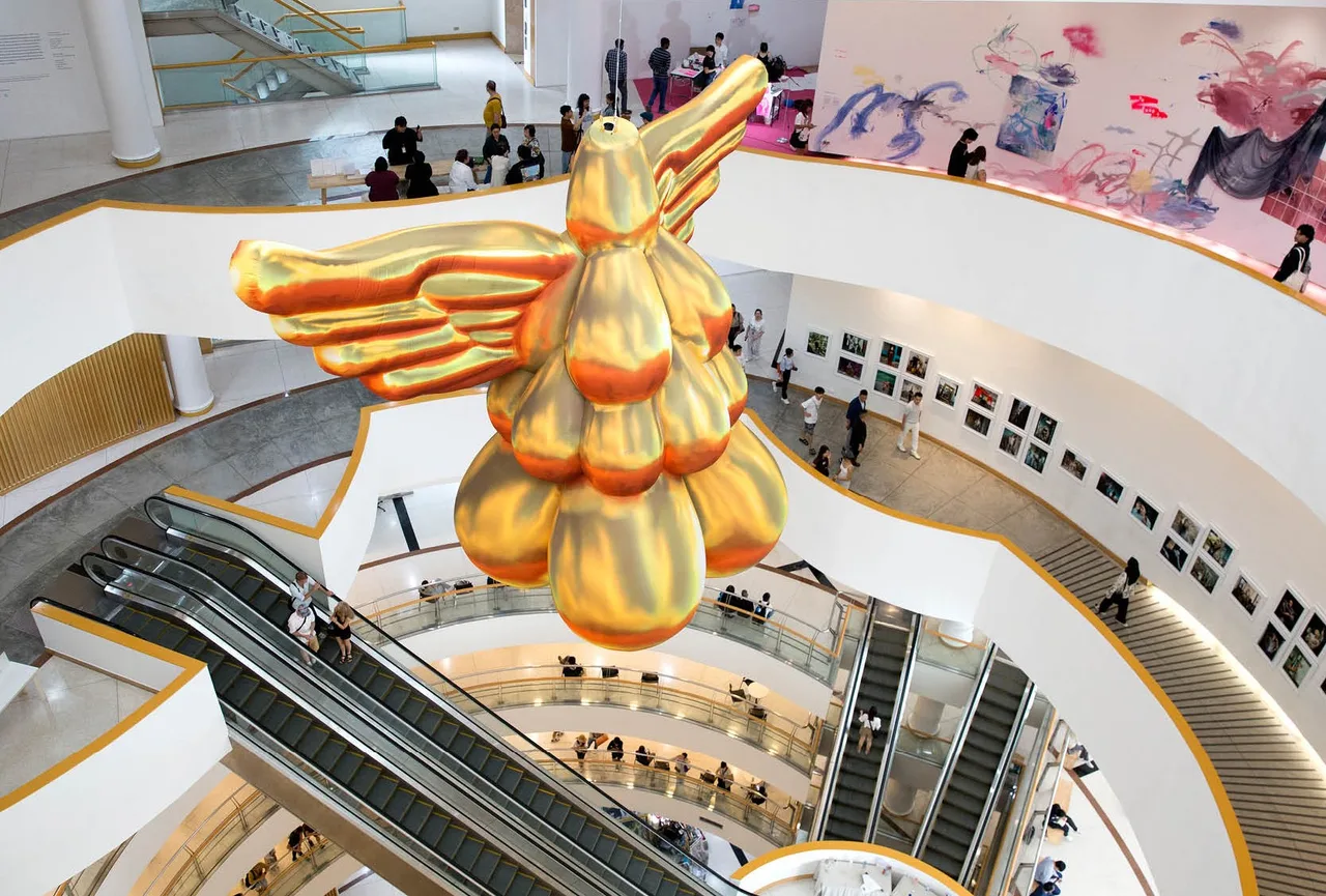 Tác phẩm điêu khắc giữa không gian giếng trời của tòa nhà Bangkok Art & Culture Centre. (Ảnh: thaiwave.club)