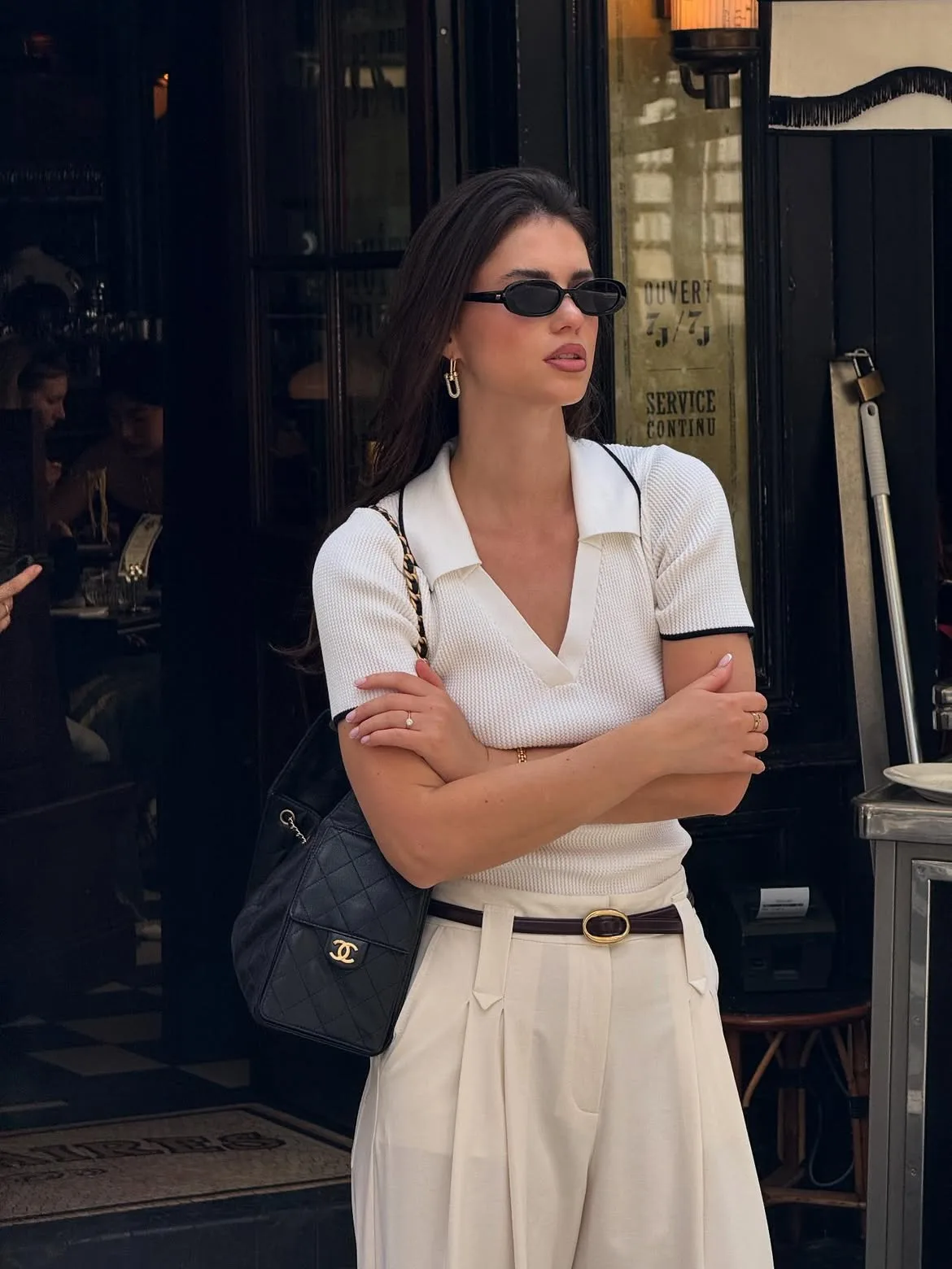 Áo polo chất liệu dệt kim thể hiện rõ nét phong cạc Quiet Luxury.