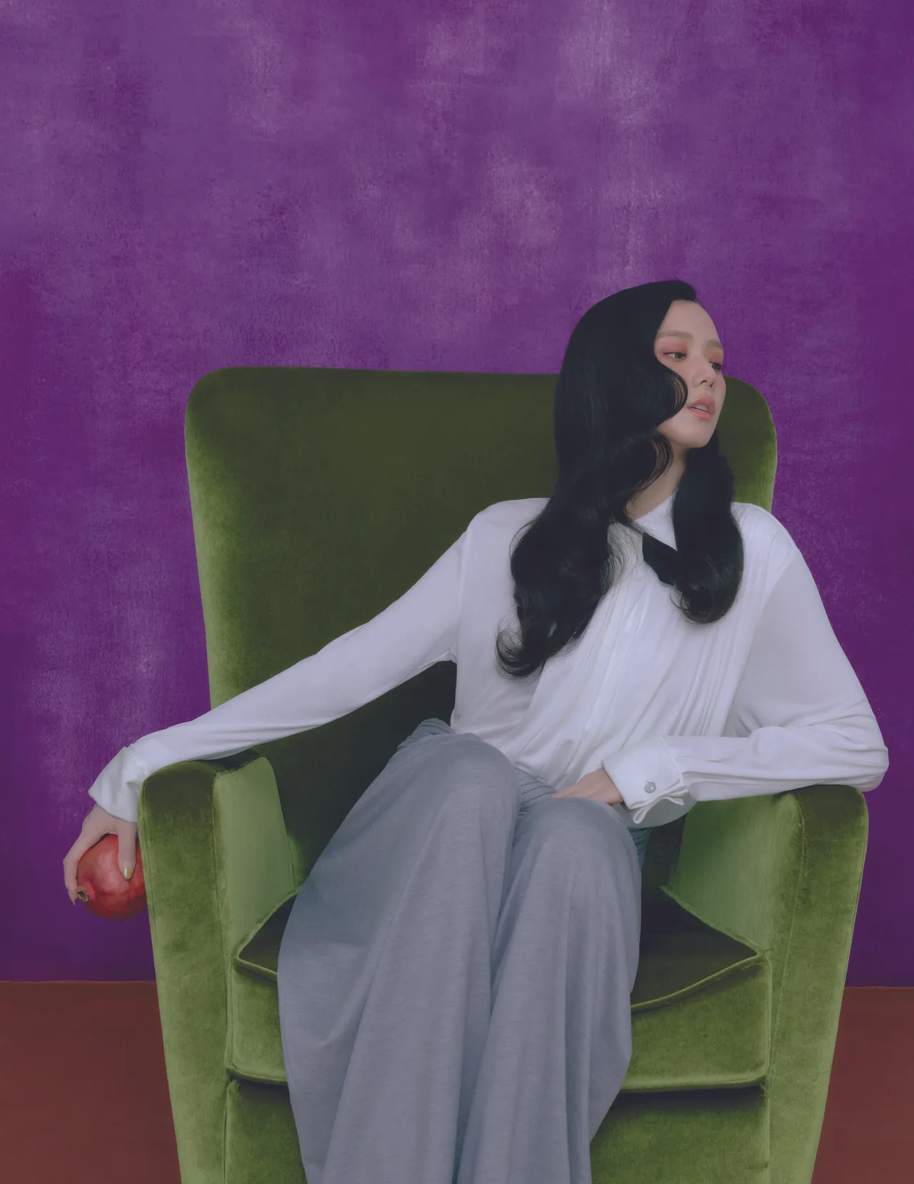 Áo drape với chi tiết nơ bằng vải satin và quần dài, tất cả của DIOR.